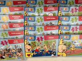 plusieurs livres pour enfants sur une étagère dans un magasin de jouets