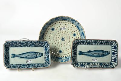 Lot de trois objets en faïence de Delft à décor bleu comprenant: une p - Photo 1