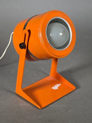 une lampe orange posée sur une table