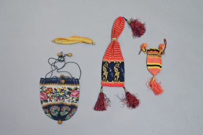 un petit sac à main et un petit sac à main orné d'un chapeau