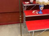 deux lampes et une table avec un banc dans une pièce