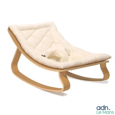un fauteuil à bascule blanc sur lequel est posé un coussin blanc