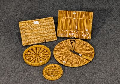un panier en osier, des dessous de verre et des dessous de verre posés par terre