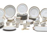 beaucoup d'assiettes, de bols et de tasses blancs et dorés