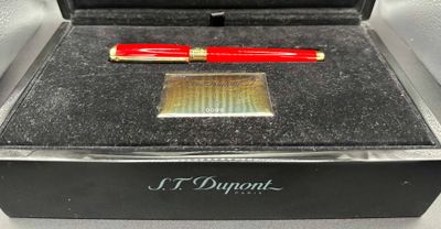 une image représentant un stylo rouge posé à l'intérieur d'une boîte noire