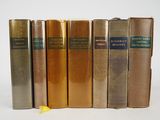 cinq livres sont alignés sur une surface blanche