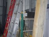 de nombreuses échelles appuyées contre le mur