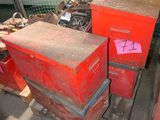 Plusieurs cartons rouges sont empilés les uns sur les autres dans un entrepôt