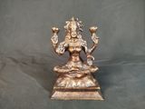 statue d'une femme assise en position du lotus sur un fond noir
