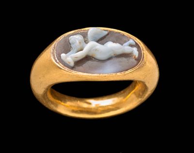 une image représentant une bague en or sur laquelle figurent un homme et une femme
