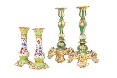 trois vases verts et dorés placés les uns à côté des autres