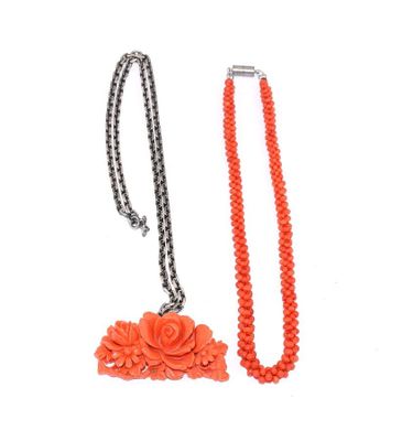 LOT comprenant : PENDENTIF en lucite corail à décor de fleur… - Photo 1