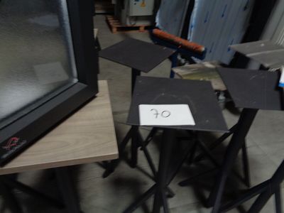 trois petites tables sur lesquelles est inscrit un chiffre, dans une pièce