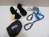 un sac, une paire de chaussures, un cordon et une paire de chaussures posés sur une table