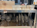 une étagère sur laquelle sont disposés des verres à vin, dans un magasin