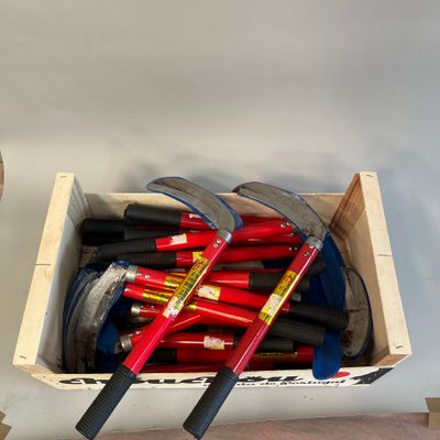 une boîte remplie d'outils posés sur le sol