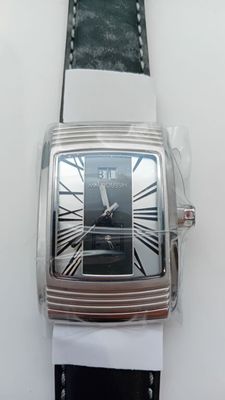 gros plan d'une montre-bracelet à cadran noir