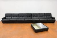 DE SEDE. Important canapé modulable en cuir noir composé de …