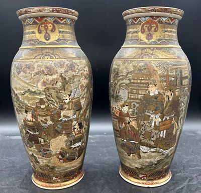 une paire de vases asiatiques ornés de scènes asiatiques, posés sur une table