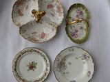 trois assiettes et un bol posés sur une table