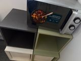 un micro-ondes dans lequel se trouve un bol contenant de la nourriture