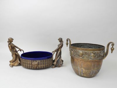 une paire de vases en bronze ornés de figures et un bol bleu sur fond blanc