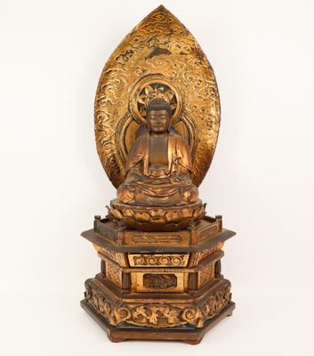 l'image d'une statue de bouddha assise sur une table