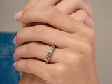 les mains d'une femme ornées d'une bague en or et d'une bague en diamant