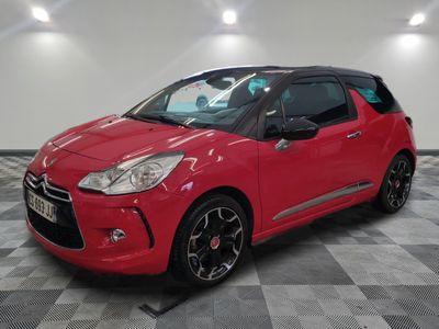 Une Citroën rouge est garée dans une grande pièce
