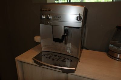 une cafetière posée sur un plan de travail en bois