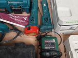 un grand nombre d'outils posés sur une table