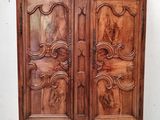 une armoire ancienne en bois, ornée de sculptures sur les portes