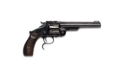 gros plan d'un revolver sur fond blanc