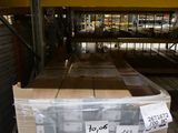 une palette chargée de nombreux cartons dans un entrepôt
