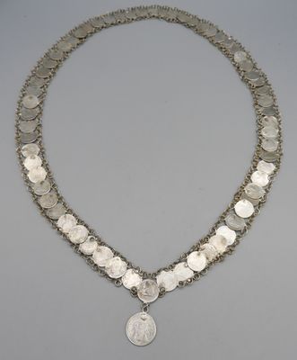 Ceinture ou long collier composé de 65 pièces en argent du G…