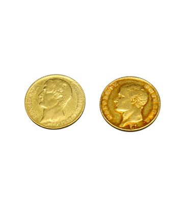 deux pièces d'or posées sur une surface blanche, sur fond blanc