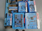 de nombreux outils différents posés sur une table