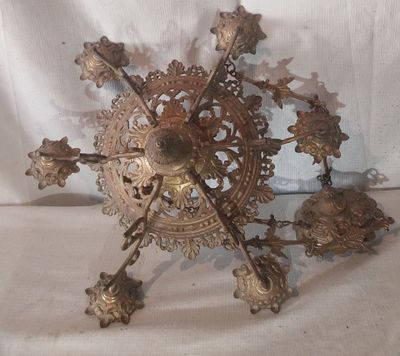 une horloge en métal posée sur une table
