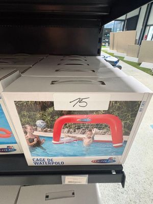 deux cartons de jouets aquatiques sur l'étagère du magasin