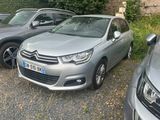 trois voitures garées l'une à côté de l'autre dans un parking