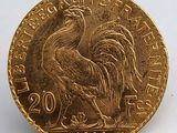 une image montrant un gros plan d'une pièce de monnaie sur laquelle figure un coq
