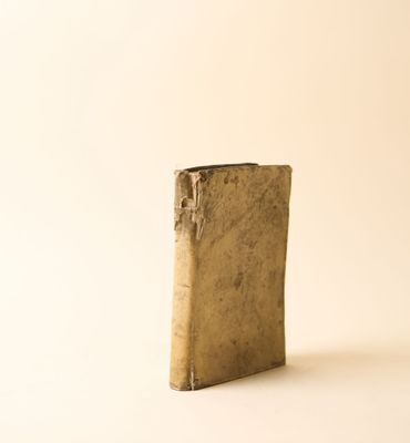 un vieux livre posé sur une table