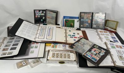 plusieurs types de timbres différents sur une table