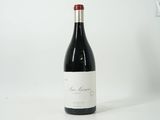 une bouteille de vin posée sur une table