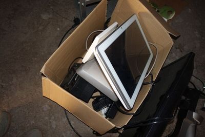 une boîte contenant un ordinateur portable et un écran