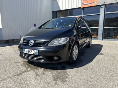 la voiture noire est garée devant un bâtiment