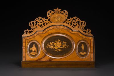 Lutrin de table en placage de noyer marqueté de médaillons d… - Photo 1