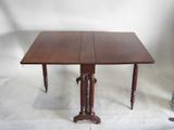 une petite table sur laquelle sont posées deux rallonges