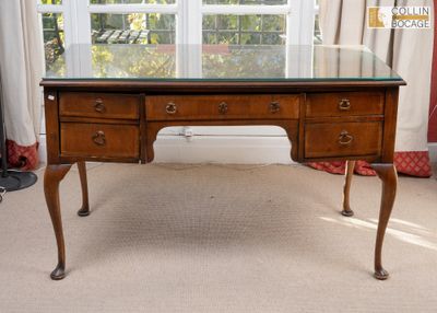 un bureau avec un plateau en verre dans un salon