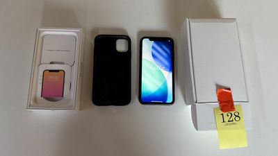Plusieurs téléphones portables sont exposés sur une surface blanche
